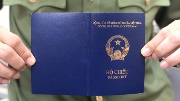 Le nouveau modèle de passeport ordinaire du Vietnam, la couverture verte a été changée en violet-bleu. Photo: Pham Du