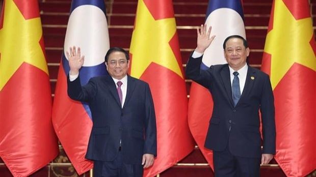 Le Premier ministre Pham Minh Chinh (gauche) et son homologue lao Sonexay Siphandone. Photo : VNA.