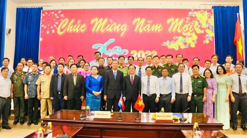 La délégation de Preah Sihanouk, conduite par Vong Phanat, président du Conseil provincial, rend visite à Bac Lieu. Photo : NDEL