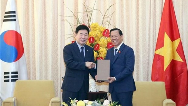 Le président du Comité populaire de Hô Chi Minh-Ville, Phan Van Mai (à droite) et le Président de l’Assemblée nationale sud-coréenne, Kim Jin-pyo. Photo: VNA