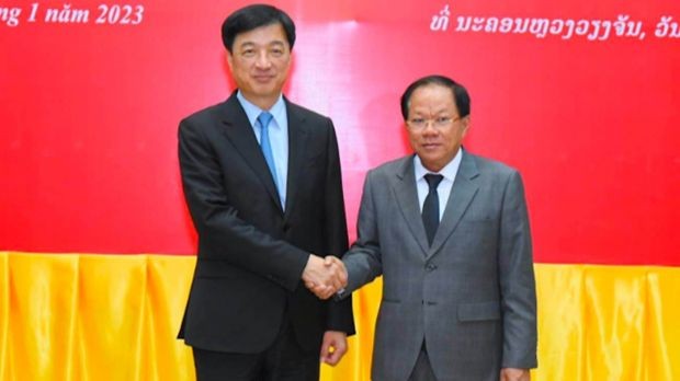 Le vice-ministre vietnamien de la Sécurité publique, Nguyên Duy Ngoc, (à gauche) et le vice-ministre lao de la Sécurité publique et chef du Département général de la police Khamking Phuilamanivong. Photo : VNA.