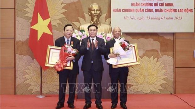 Le président de l'Assemblée nationale Vuong Dinh Hue (centre), l'ancien vice-président de l'AN - le général de corps d’armée Huynh Ngoc Son, et l’ancien vice-président de l'AN Uong Chu Luu. Photo : VNA