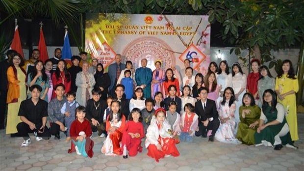 L'ambassadeur Nguyên Huy Dung et des membres de la communauté des Vietnamiens en Égypte. Photo : VNA.