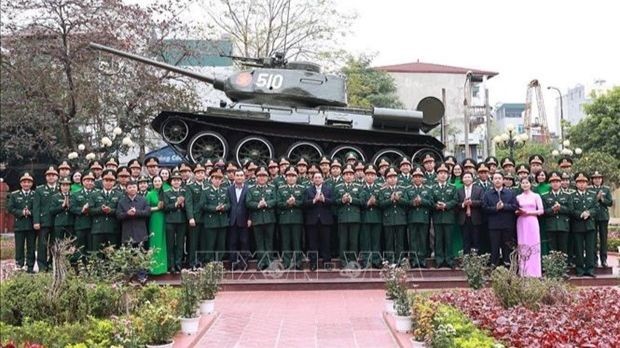 Le Premier ministre Pham Minh Chinh présente ses voeux à l’arme blindée. Photo : VNA. 