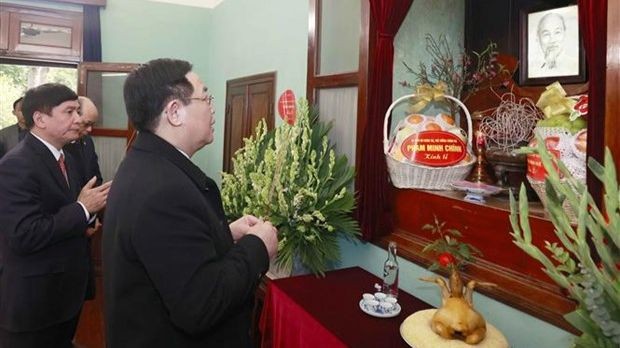 Le Président de l'Assemblée nationale Vuong Dinh Huê offre de l'encens en hommage au défunt Président Hô Chi Minh à la Maison 67. Photo : VNA.
