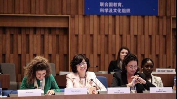 L’ambassadrice et représentante permanente du Vietnam auprès de l'UNESCO Le Thi Hong Van (au milieu) participe au dialogue. Photo: VNA