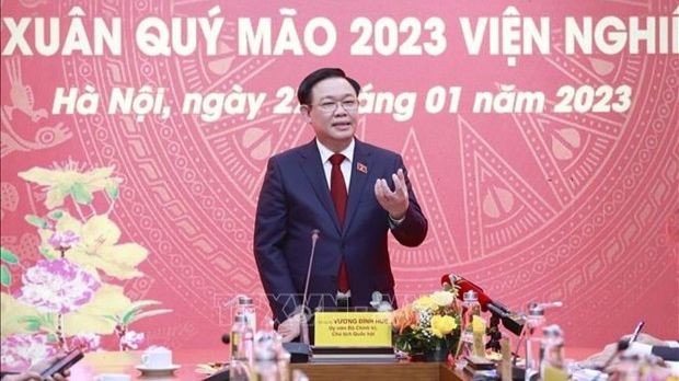 Le président de l’Assemblée nationale Vuong Dinh Huê formulant ses voeux du Nouvel An lunaire 2023 à l’Institut d’études législatives du Comité permanent de l’Assemblée nationale. Photo : VNA