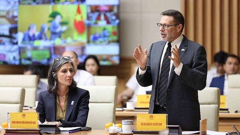 L’ambassadeur australien au Vietnam, Andrew Goledzinowski (debout). Photo : Ambassade d’Australie au Vietnam.