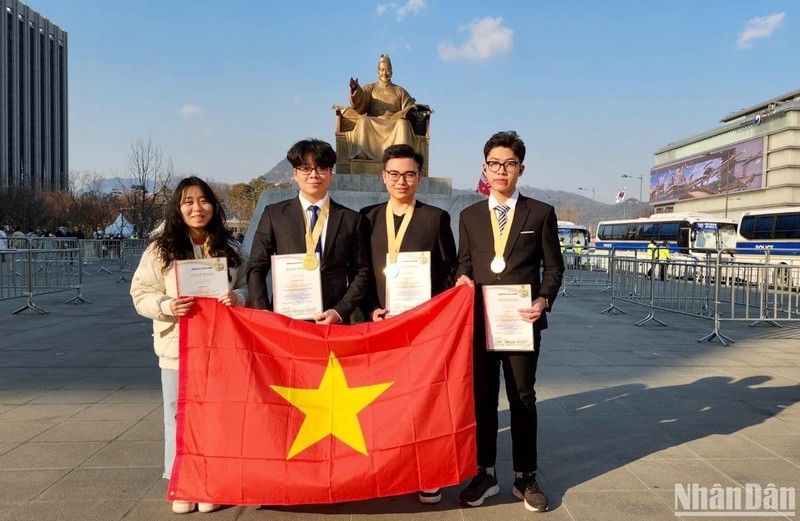 Quatre élèves du lycée d’excellence Lê Hông Phong remportent des médailles d’or aux Olympiades mondiales de l’invention et de la créativité 2023. Photo: NDEL