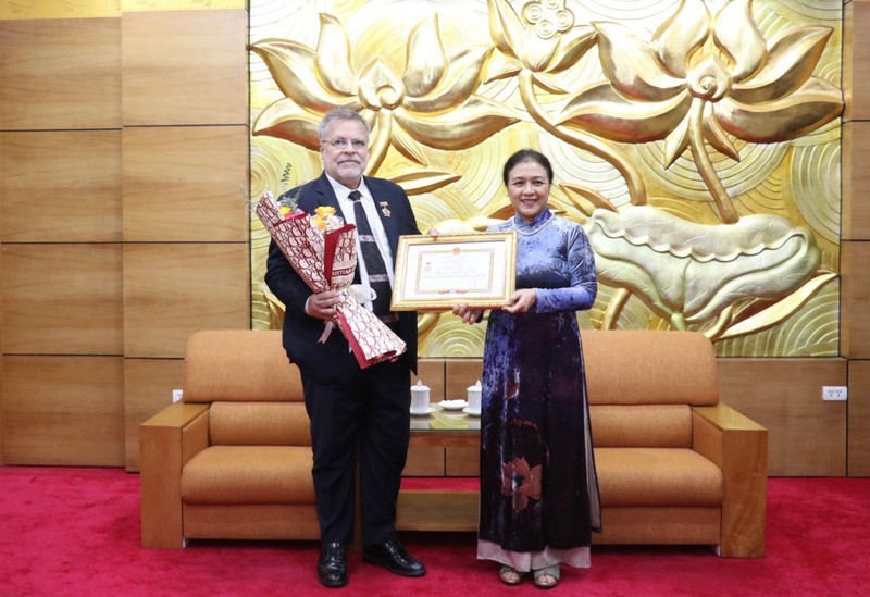 La présidente de l’Union des organisations d’amitié du Vietnam, Nguyên Phuong Nga (à droite), remet l’insigne « Pour la paix et l’amitié entre les peuples » à l’ambassadeur du Brésil au Vietnam, Fernando Apparício da Silva. Photo: thoidai.com.vn