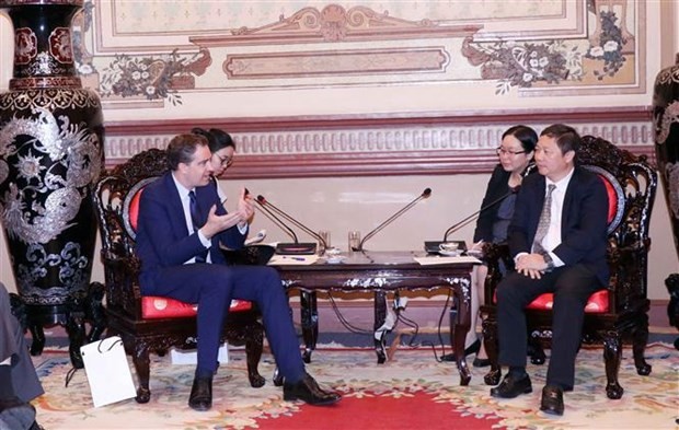 Le vice-président du Comité populaire de Hô Chi Minh-Ville, Duong Anh Duc (à droite) et le ministre délégué chargé du Commerce extérieur, de l’Attractivité et des Français de l’étranger, Olivier Becht. Photo : VNA.