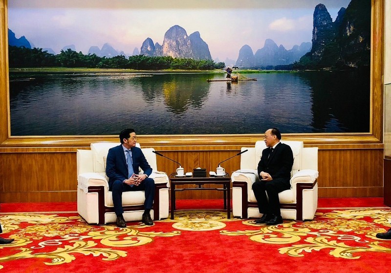 Lors de la rencontre entre le consul général du Vietnam à Nanning, Do Nam Trung (à gauche), et Lieu Pham Ho, vice-président de la région autonome Zhuang du Guangxi (Chine). Photo : baoquocte