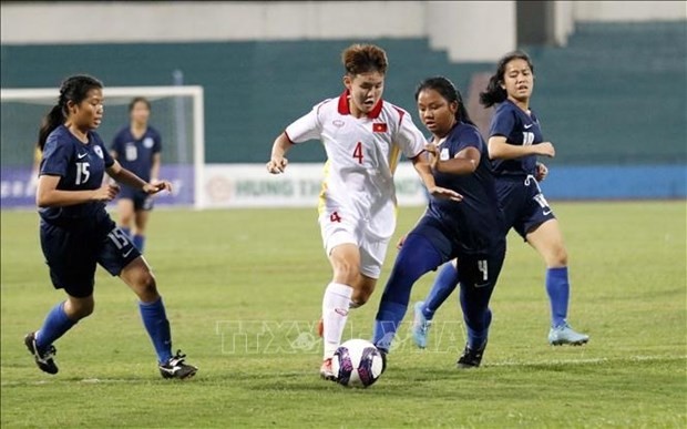 L’équipe du Vietnam (maillot blanc) bat celle de Singapour au score 11 - 0. Photo: VNA.