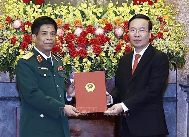 Le Président Vo Van Thuong (à droite) rende une décision sur la promotion du chef d'état-major adjoint de l'Armée populaire du Vietnam, Nguyên Van Nghia, du grade de général de division à celui de général de corps d’armée. Photo : VNA.