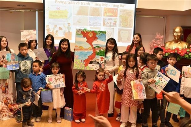 Les enfants participent à un concours de dessin. Photo : VNA.