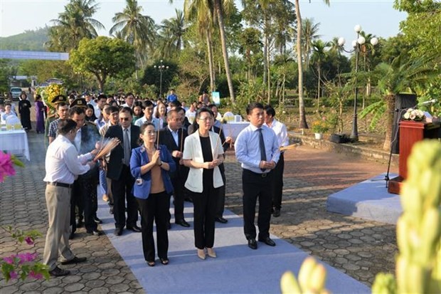 La délégation du Comité du Parti, du Conseil populaire, du Comité populaire et du Comité du Front de la Patrie du Vietnam de la province de Quang Ngai offre de l'encens à la mémoire des victimes du massacre de Son My. Photo : VNA.