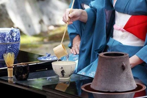 La cérémonie du thé japonaise se doit de respecter quatre principes essentiels : harmonie, respect, pureté et sérénité. Photo : VNA