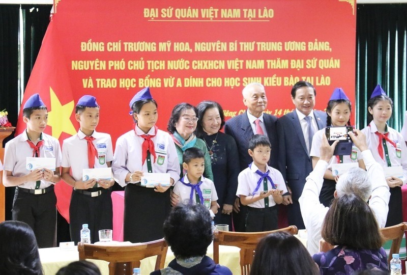 Lors de la cérémonie de remise de 100 bourses aux élèves, qui sont des enfants de Viet kieu au Laos. Photo: Báo Dân tộc và miền núi)