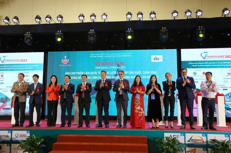 Lors de la cérémonie d'ouverture du Forum de l'aviation du Vietnam. Photo: NDEL