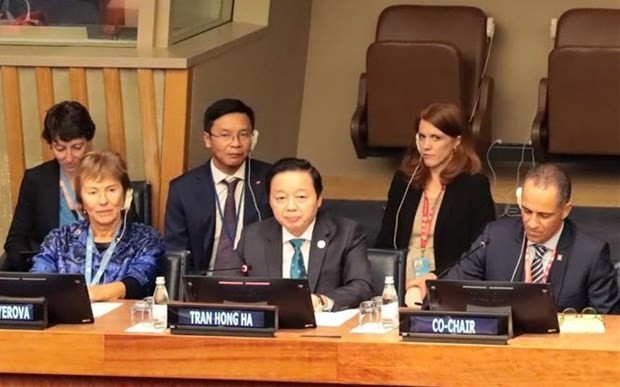 Le Vice-Premier Ministre vietnamien, Trân Hông Hà (au centre), prend la parole lors du Dialogue sur l'eau pour la coopération. Photo : VNA.