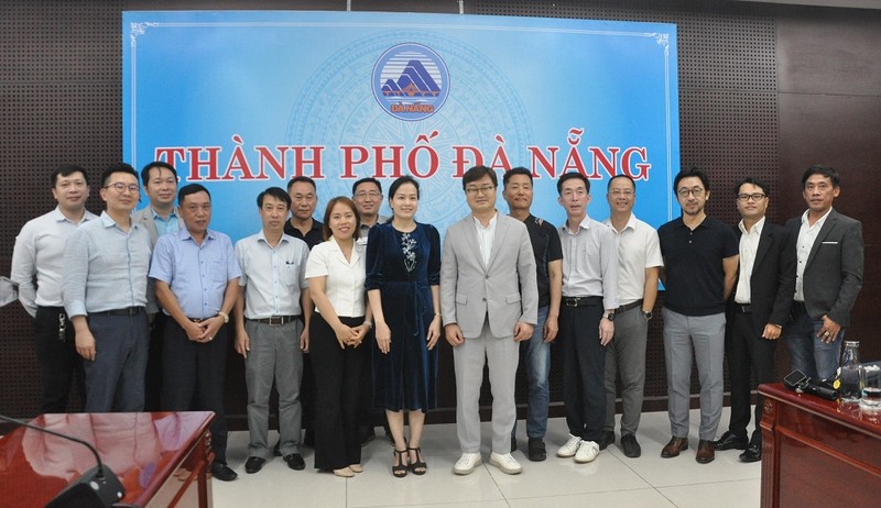 Lors de la réunion avec les représentants de KAR, de la Société par actions du Festival international de l’immobilier du Vietnam et du groupe Dai Long Trung. Photo: baodautu.vn