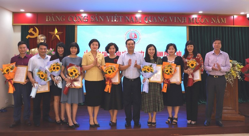 Le Comité exécutif de l’Association d’amitié Vietnam — États-Unis de Hanoï annonce sa décision de créer 11 antennes de l’association. Photo: Hà Nội mới