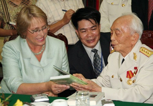 La présidente chilienne Michelle Bachelet est reçue par le général Vo Nguyen Giap. Photo d'archives