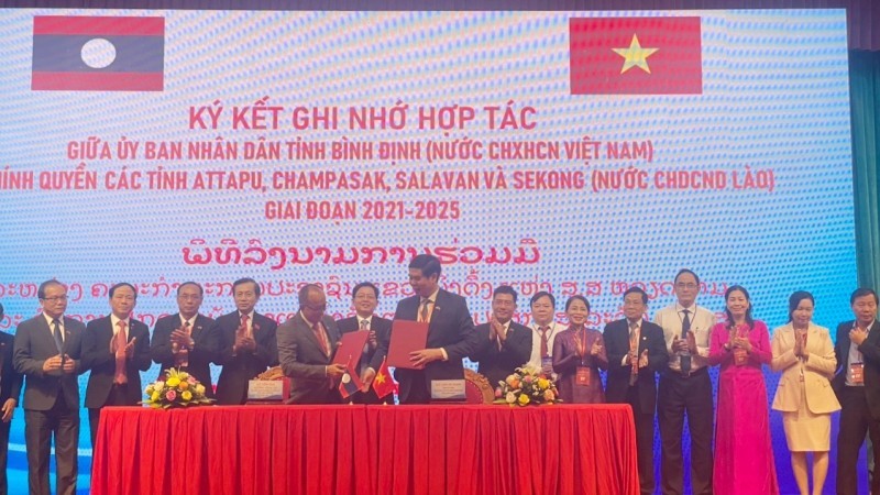 Lors de la conférence pour signer des accords de coopération avec les provinces du sud du Laos pour la période 2021-2025. Photo: NDEL