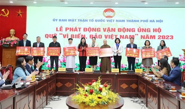Cérémonie de collecte organisée par le Comité du Front de la Patrie du Vietnam (FPV) de Hanoi. Photo : VNA.