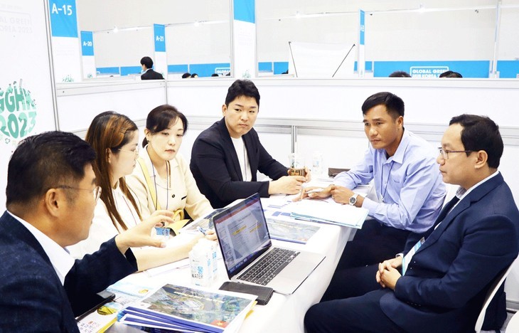 Discussion entre des responsables du Service du Plan et de l'Investissement de Long An et de Yooshin Engineering Group. Photo : baolongan.vn