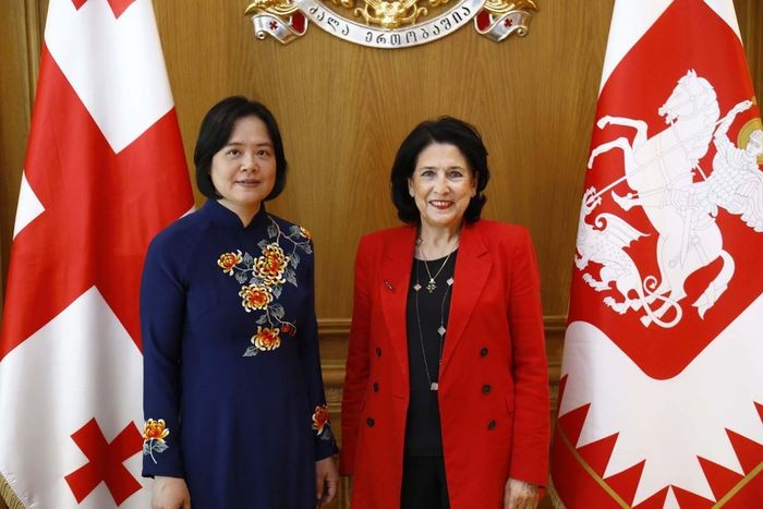 L'ambassadrice vietnamienne au Kazakhstan et en Géorgie, Pham Thai Nhu Mai a remis ses lettres de créance à la présidente géorgienne, Salome Zourabichvili. Photo: Ambassade du Vietnam au au Kazakhstan