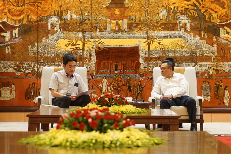 Tran Sy Thanh (à droite), président du Comité populaire de Hanoï, et Tran Sy Thanh, président du Comité populaire de Hanoï. Photo: Hanoimoi