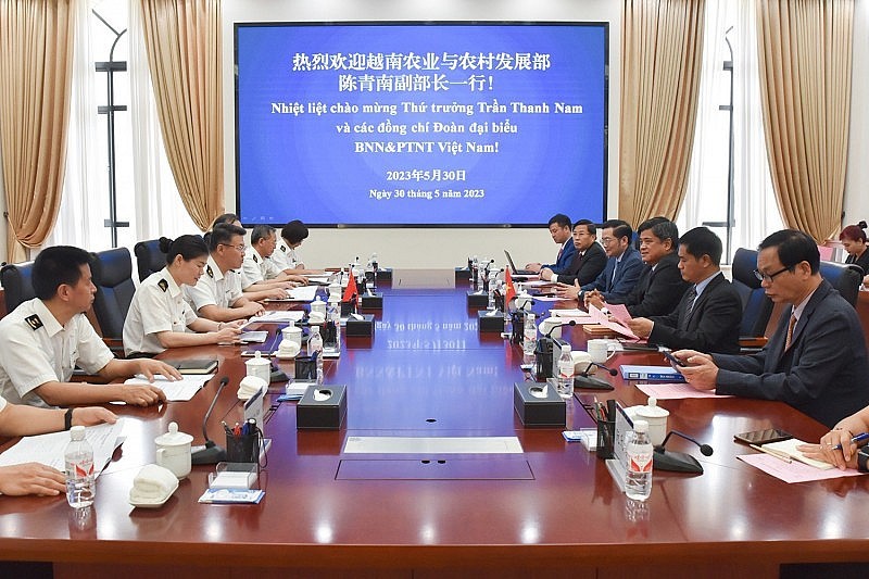 Lors de la rencontre entre Tran Thanh Nam, vice-ministre vietnamien de l’Agriculture et du Développement rural et Hua Hien Huy, vice-président de la région autonome de Zhuang de la province du Guangxi (Chine). Photo: congthuong