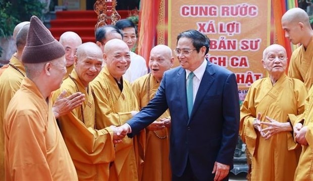 Le Premier ministre Pham Minh Chinh avec les dignitaires bouddhistes, à la pagode Quan Su, à Hanoi, le 2 juin. Photo : VNA.