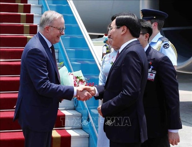 Le ministre Trân Van Son, chef du Bureau gouvernemental (à droite), accueille le Premier ministre australien, Anthony Albanese (à gauche), à l'aéroport international de Nôi Bài. Photo : VNA.