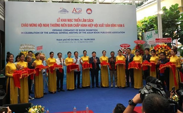Ouverture de l'exposition de livres sur le Président Hô Chi Minh et des dirigeants du Parti et de l'État. Photo: VNA
