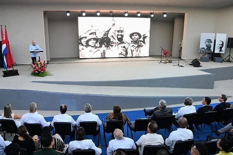 Lors de la cérémonie de célébration du 50e anniversaire de la première visite du commandant en chef Fidel Castro au Vietnam. Photo: baoquocte