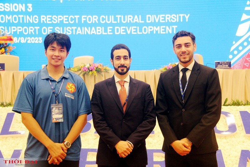 Tran Quy Nhan (à gauche) et les délégués de Bahreïn Photo : Thoidai