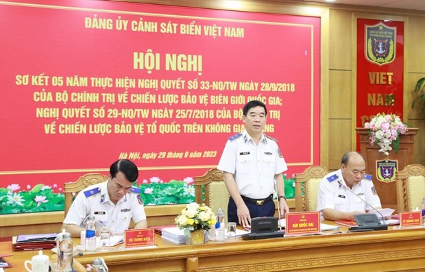 Le général de division Bui Quoc Oai, secrétaire du Comité du Parti, Commissaire politique de la Garde côtière vietnamienne, lors de la conférence. Photo: VNA