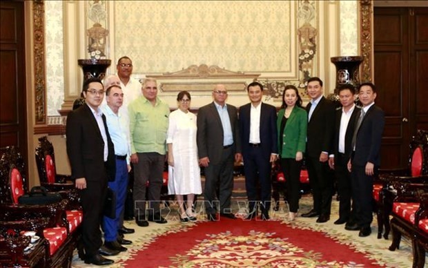 Le vice-président du Comité populaire de Hô Chi Minh-Ville, Bui Xuân Cuong (5e à partir de la droite) et le ministre cubain de la Construction, René Antonio Mesa Villafana, à Hô Chi Minh-Ville, le 29 septembre. Photo: VNA