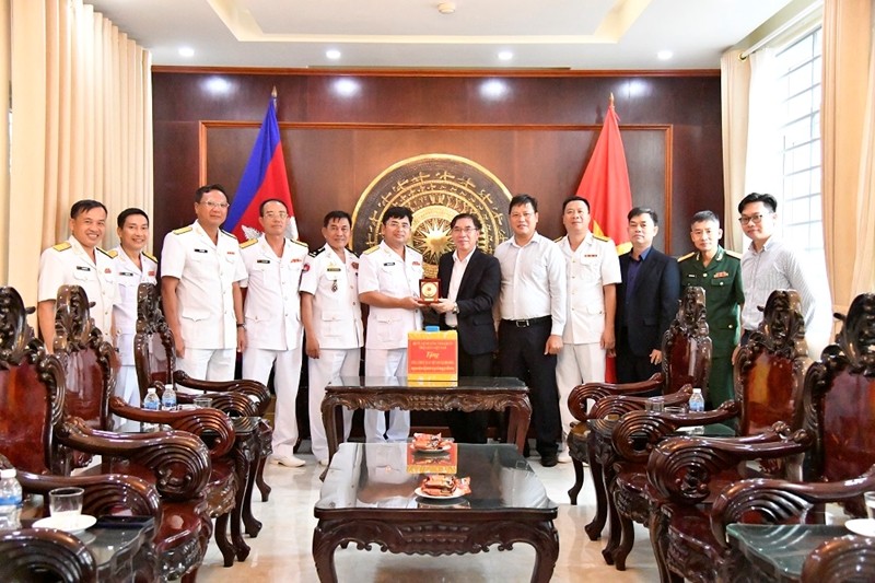 Une délégation du Commandement de la 5e Région navale de la Marine populaire vietnamienne rend visite au consulat général du Vietnam dans la province cambodgienne de Preah Sihanouk. Photo: PCV