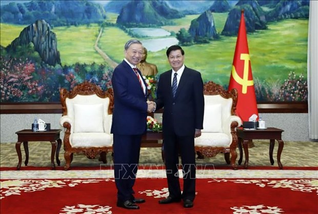 Le Secrétaire général du Parti révolutionnaire populaire lao et Président lao, Thongloun Sisoulith (à droite) serre la main du ministre vietnamien de la Sécurité publique, Tô Lâm (à gauche). Photo : VNA. 