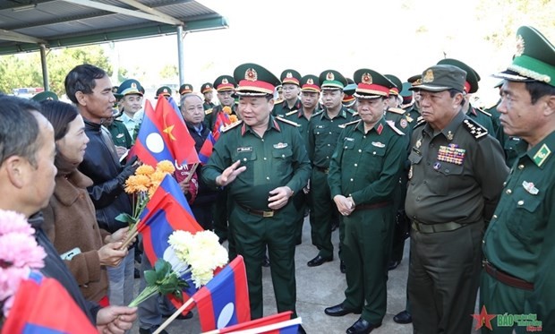 Le vice-ministre vietnamien de la Défense, Hoàng Xuân Chiên (4e à partir de la droite) contrôle les préparatifs du premier échange d’amitié de la défense frontalière Vietnam - Laos - Cambodge. Photo : QDND.