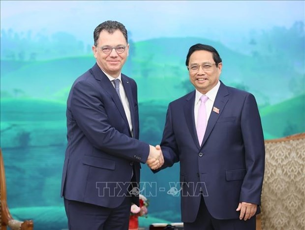 Le Premier ministre Pham Minh Chinh (à droite) et le ministre roumain de l’Économie, de l’Entrepreneuriat et du Tourisme, Ștefan-Radu Oprea. Photo : VNA.