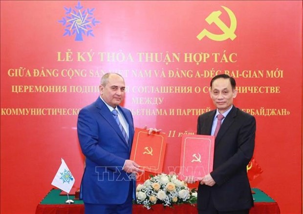 Lê Hoài Trung (à droite), chef de la Commission des relations extérieures du Comité central du PCV, et Tahir Budagov, vice-président du Parti du nouvel Azerbaïdjan. Photo : VNA. 