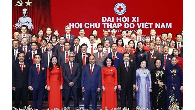 Le Président Nguyên Xuân Phuc et les délégués. Photo: VNA