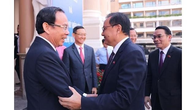 Le secrétaire du Comité municipal du Parti de Hô Chi Minh-Ville, Nguyen Van Nen (gauche), reçoit des dirigeants de Vientiane, de Champassak et de Savannakhet. Photo: VNA
