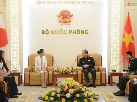 Le chef d'état-major adjoint de l'Armée populaire du Vietnam, Phung Si Tan et Tomoko Matsuzawa, directrice japonaise de la coopération de défense dans la région d’Indo-Pacifique, le 10 octobre à Hanoï. Photo: QDND