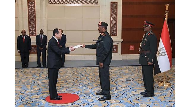 L'ambassadeur du Vietnam en Égypte et au Soudan Nguyên Huy Dung, a présenté ses lettres de créance au Président du Conseil de souveraineté de transition, Abdel Fattah Al-M. Burhan. Photo: baoquocte.vn