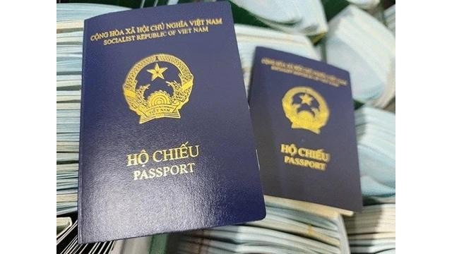 Le passeport vietnamien avec une couverture bleu-violet. Photo: tienphong.vn 